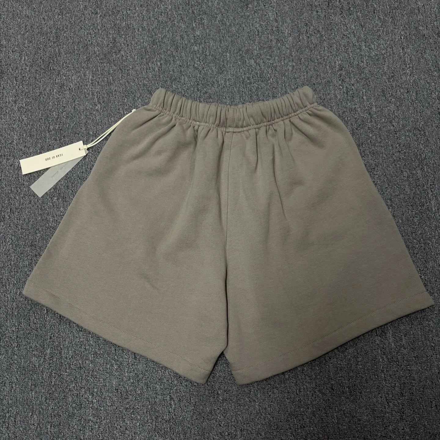 🦋Exclusively for cross-border delivery🦋87 [26SS new product shipment] FEAR OF GOD ESSENTIALS Always On Men's Classic Shorts ESSENTIALS was founded in Los Angeles, USA in 2018. The original intention of its establishment was to let more people wear affordable Versatile trendy items. In terms of fabric tailoring, it follows the same comfort and fineness as FEAR OF GOD, and the design is simplified from complexity, with the eye-catching "ESSENTIALS" LOGO running throughout. ESSENTIALS has been favored by fashion enthusiasts since its launch, and many European and American superstars are also loyal buyers. Color: Retro Black, Dune Color, Smoke Gray Size: XS XL